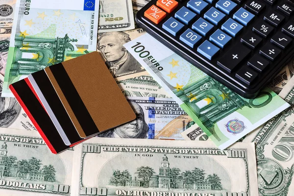 Dólar y euro bils, tarjeta de crédito y calculadora negro . — Foto de Stock