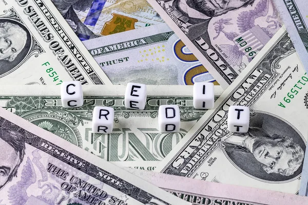 Billetes de dólar americano y la palabra crédito . —  Fotos de Stock