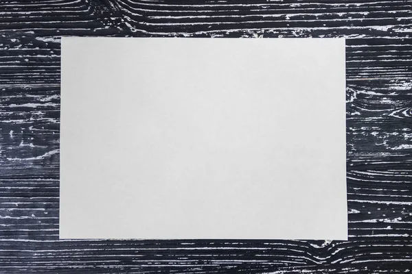 コピースペースのある黒いテーブルの上の白い紙. — ストック写真