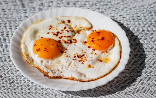 Smažená vejce na talíři s chilli pepřem. — Stock fotografie