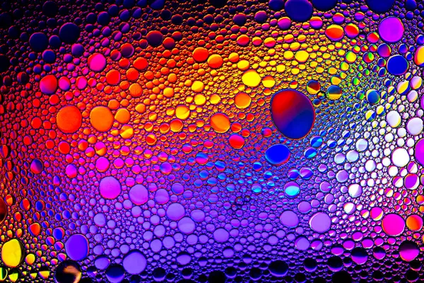 Kleurrijke druppels olie op het water. Regenboog of spectrum gekleurd — Stockfoto