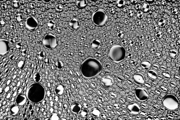 Gotas pretas e brancas de óleo na água. Círculos e ovais. Ab. — Fotografia de Stock