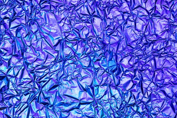 A gyűrött alumínium konyhai fólia textúrája tükrözött lilával — Stock Fotó
