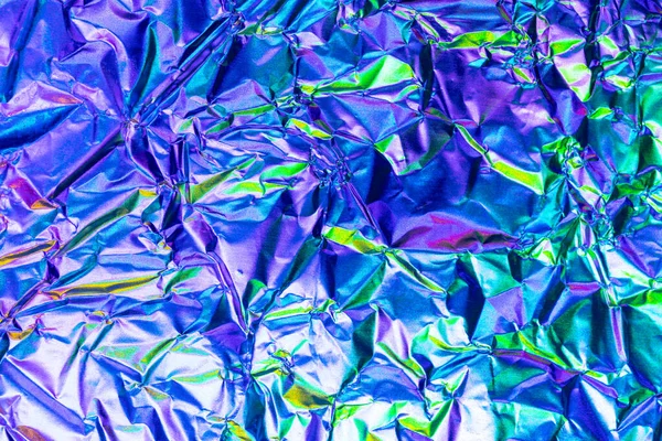 A gyűrött alumínium konyhai fólia textúrája visszaverődő lilával — Stock Fotó