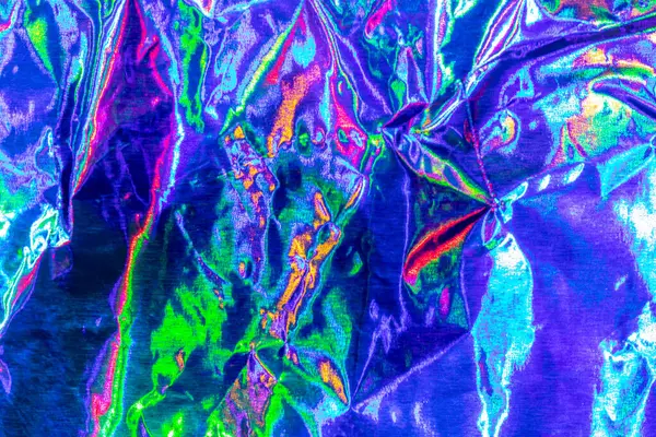 Текстура измятой алюминиевой кухонной фольги с отраженным фиолетовым — стоковое фото