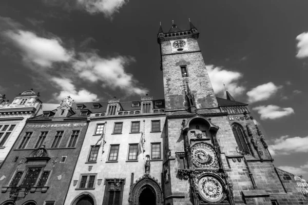 Αστρονομικό ρολόι πύργο με θολό φόντο του ουρανού στην Πράγα, Τσεχική Δημοκρατία. Ηλιόλουστη μέρα. Πλατεία Παλιάς Πόλης. Ασπρόμαυρη φωτογραφία. — Φωτογραφία Αρχείου