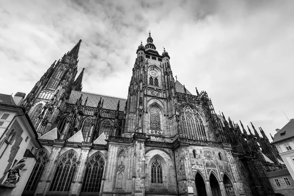 Szent Vitus katedrális Prágában, Csehország felhős égbolttal. Felhőtlen idő. Prágai vár. Fekete-fehér fénykép. — Stock Fotó