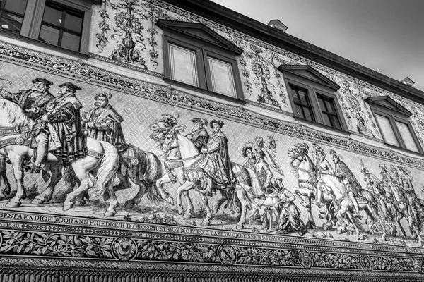 Dresden, Almanya. Saksonya Prensleri alayı. Siyah ve beyaz. — Stok fotoğraf