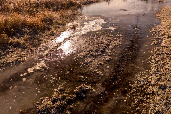 Um fluxo de fusão ou congelamento no final do outono ou início da primavera em um — Fotografia de Stock