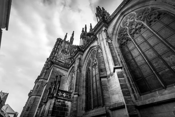 St. Vitus Cathedral in Prague, Czech Republic with a cloudy sky. Overcast weather. Prague Castle. Black and white photo. — Stock Photo, Image