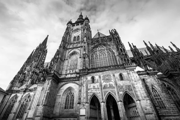 Catedral de San Vito en Praga, República Checa con un cielo nublado . —  Fotos de Stock