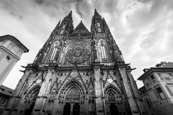 Szent Vitus katedrális Prágában, Csehország felhős égbolttal. Felhőtlen idő. Prágai vár. Fekete-fehér fénykép. — Stock Fotó