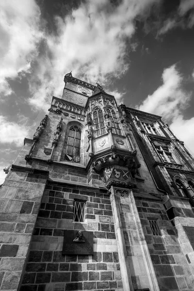 Αστρονομικό ρολόι πύργο με θολό φόντο του ουρανού στην Πράγα, Τσεχική Δημοκρατία. Ηλιόλουστη μέρα. Πλατεία Παλιάς Πόλης. Ασπρόμαυρη φωτογραφία. — Φωτογραφία Αρχείου