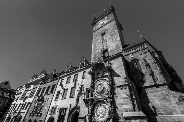 Torre dell'orologio astronomico con sfondo blu cielo a Praga, Repubblica Ceca. Giornata di sole. Piazza della Città Vecchia. Foto in bianco e nero . — Foto Stock