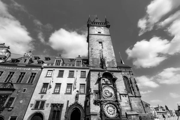 Αστρονομικό ρολόι πύργος με θολό φόντο του ουρανού στην Πράγα, C — Φωτογραφία Αρχείου