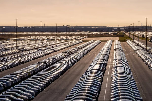 Volkswagen, Rusko, Kaluga - 13. listopadu 2019: Zaparkovaná nová auta — Stock fotografie