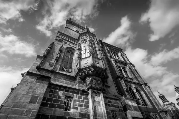 Torre dell'orologio astronomico con sfondo cielo nuvoloso a Praga, Repubblica Ceca. Giornata di sole. Piazza della Città Vecchia. Foto in bianco e nero . — Foto Stock