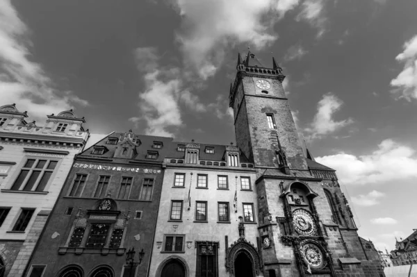 Astronomischer Uhrturm mit wolkenverhangenem Himmel in Prag, Tschechische Republik. sonniger Tag. Altstadtplatz. Schwarz-Weiß-Foto. — Stockfoto