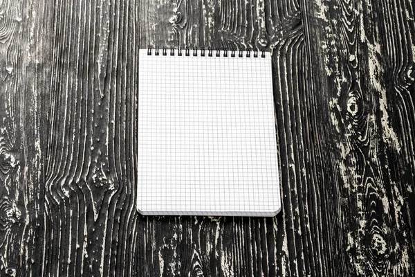 Zápisník s hranatými stránkami na černém stole s kopiemi lázní — Stock fotografie