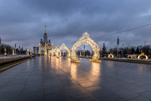 MOSCÚ, RUSIA - 11 DE DICIEMBRE DE 2019: Luces de Año Nuevo en VDNH. Glo. — Foto de Stock