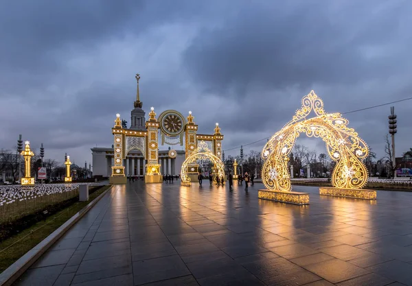 MOSCOW, RUSSIA - DECEMBER 11, 2019: New Year lights at VDNH. Glo — Stock Photo, Image