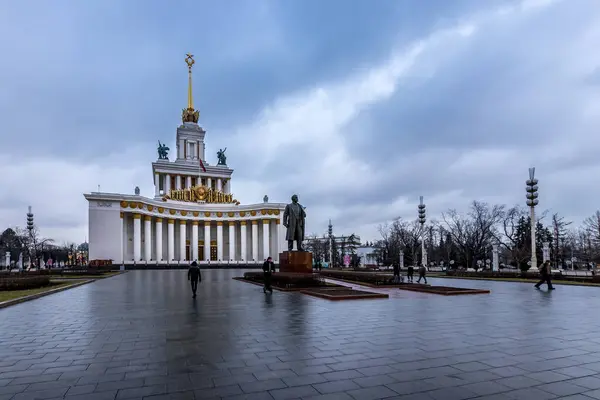 Moskva, Ryssland - 11 december 2019: Paviljongen i Vdnh på kvällen — Stockfoto