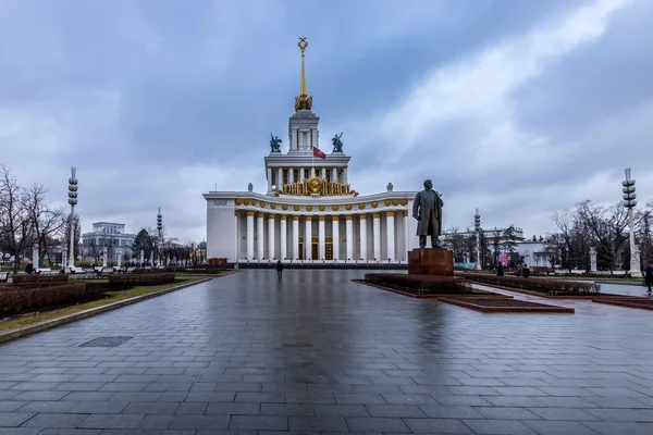 MOSCÚ, RUSIA - 11 DE DICIEMBRE DE 2019: Pabellón de VDNH por la noche — Foto de Stock