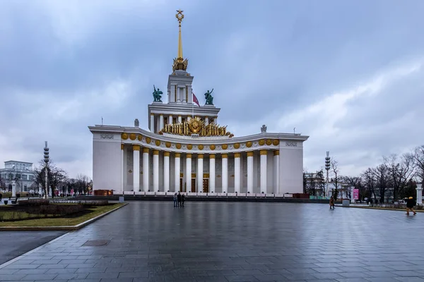 Moskva, Ryssland - 11 december 2019: Paviljongen i Vdnh på kvällen — Stockfoto