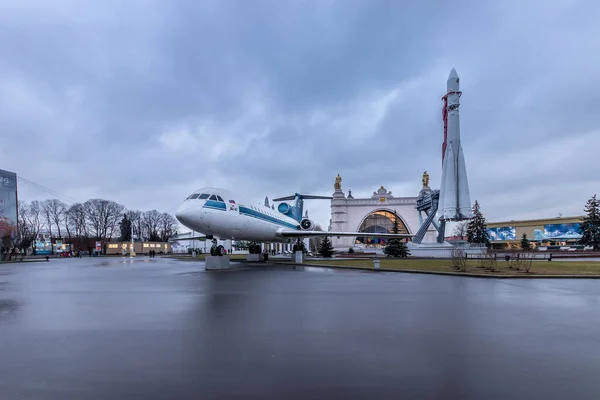 MOSCOW, RUSSIA - DECEMBER 11, 2019: VDNH in winter cloudy overca — ストック写真