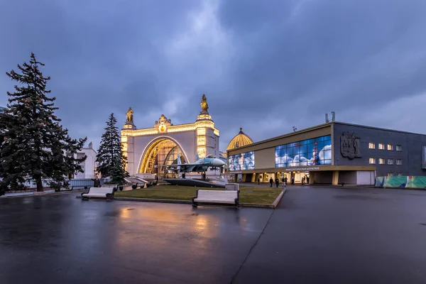 Moskau, russland - 11. Dezember 2019: pavillon von vdnh am abend — Stockfoto