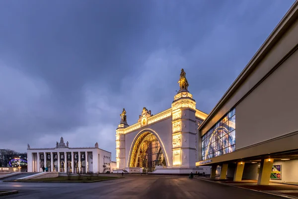 MOSCOU, RUSSIE - 11 DÉCEMBRE 2019 : Pavillon de la VDNH en soirée — Photo