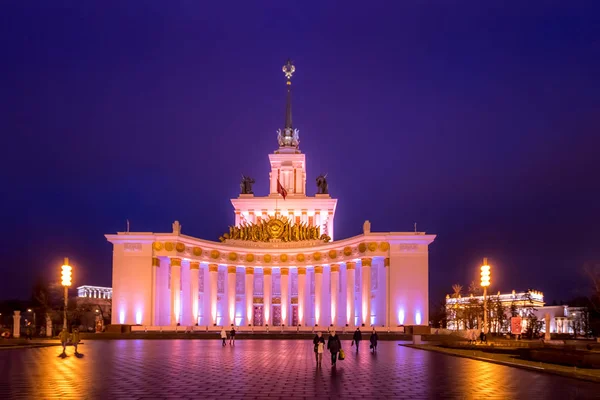 Moskva, Ryssland - 11 december 2019: Paviljongen i Vdnh på kvällen — Stockfoto