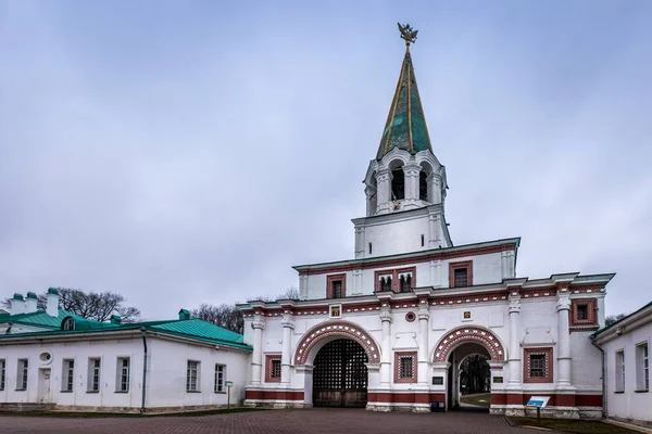 Le village de Kolomenskoye par une journée nuageuse d'hiver, Moscou, Russ — Photo