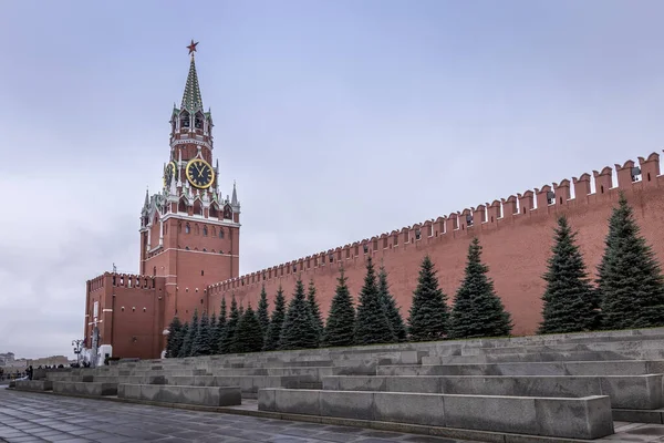 Spasskaya torre del Kremlin en la Plaza Roja de Moscú, Rusia en un — Foto de Stock