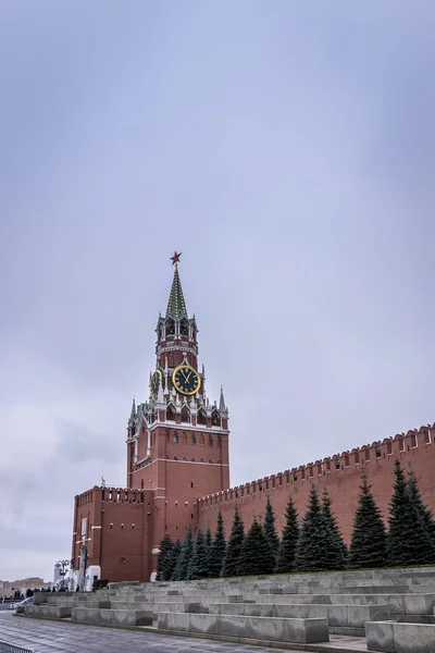 Torre de Spasskaya de Kremlin em Praça Vermelha em Moscou, Rússia em um — Fotografia de Stock