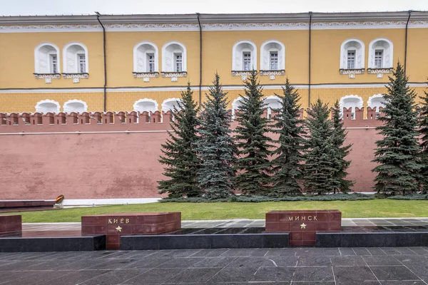 Alexander jardín del Kremlin en la Plaza Roja en un nublado w nublado — Foto de Stock