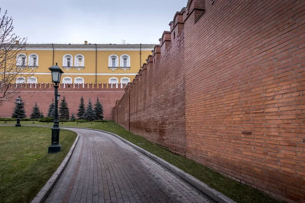 Alexander garden of Kremlin on Red Square on a cloudy overcast w — Stock Photo, Image