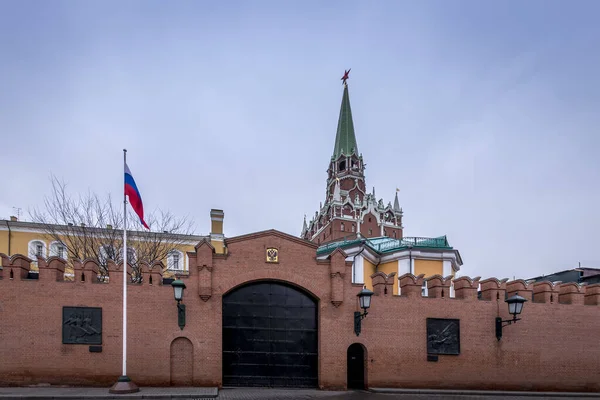 Spasskaja tornet i Kreml på Röda torget i Moskva, Ryssland på en — Stockfoto