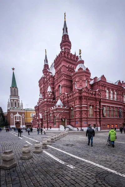 モスクワ,ロシア- 2019年12月11日:歴史の近くを歩く観光客 — ストック写真