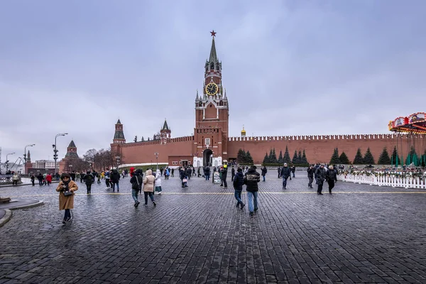 MOSCÚ, RUSIA - 11 DE DICIEMBRE DE 2019: Turistas caminando cerca de Spassk — Foto de Stock
