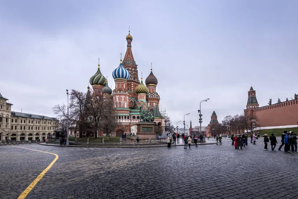 MOSCÚ, RUSIA - 11 DE DICIEMBRE DE 2019: Turistas caminando cerca de St. Ba — Foto de Stock