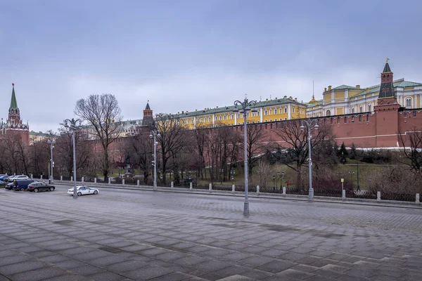 MOSCÚ, RUSIA - 11 DE DICIEMBRE DE 2019: Alexander garden of Kremlin — Foto de Stock