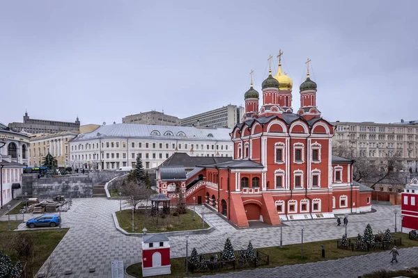 МОСКВА, РОССИЯ - 11 ДЕКАБРЯ 2019 года: Церковь возле парка Зарядье в — стоковое фото