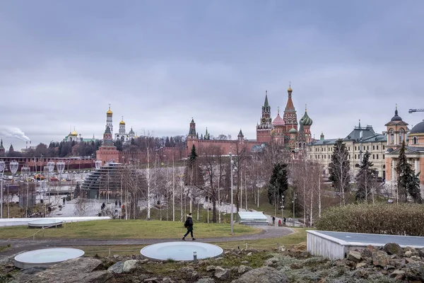 モスクワ,ロシア- 2019年12月11日:中央のZaryadye公園 — ストック写真