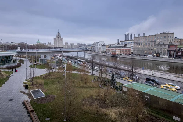 モスクワ,ロシア- 2019年12月11日:中央のZaryadye公園 — ストック写真