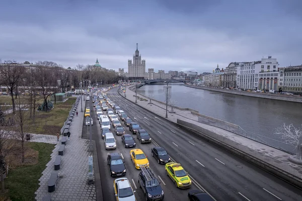 MOSCÚ, RUSIA - 11 DE DICIEMBRE DE 2019: Atasco de tráfico en un riv de Moscú — Foto de Stock