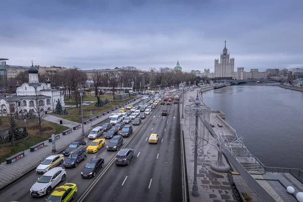 MOSCÚ, RUSIA - 11 DE DICIEMBRE DE 2019: Atasco de tráfico en un riv de Moscú — Foto de Stock