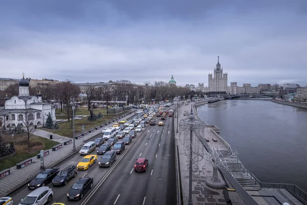 MOSCÚ, RUSIA - 11 DE DICIEMBRE DE 2019: Atasco de tráfico en un riv de Moscú — Foto de Stock