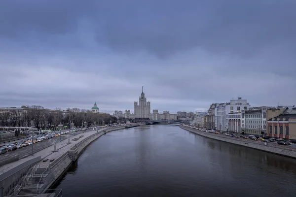 МОСКВА, РОССИЯ - 11 ДЕКАБРЯ 2019 года: Пробка на московском бульваре — стоковое фото