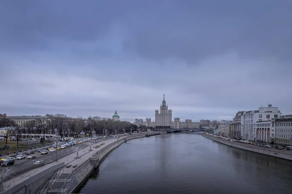 МОСКВА, РОССИЯ - 11 ДЕКАБРЯ 2019 года: Пробка на московском бульваре — стоковое фото